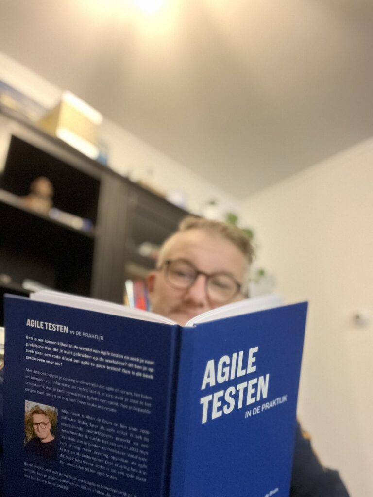 Allan de Bruin met het boek Agile Testen in de Praktijk